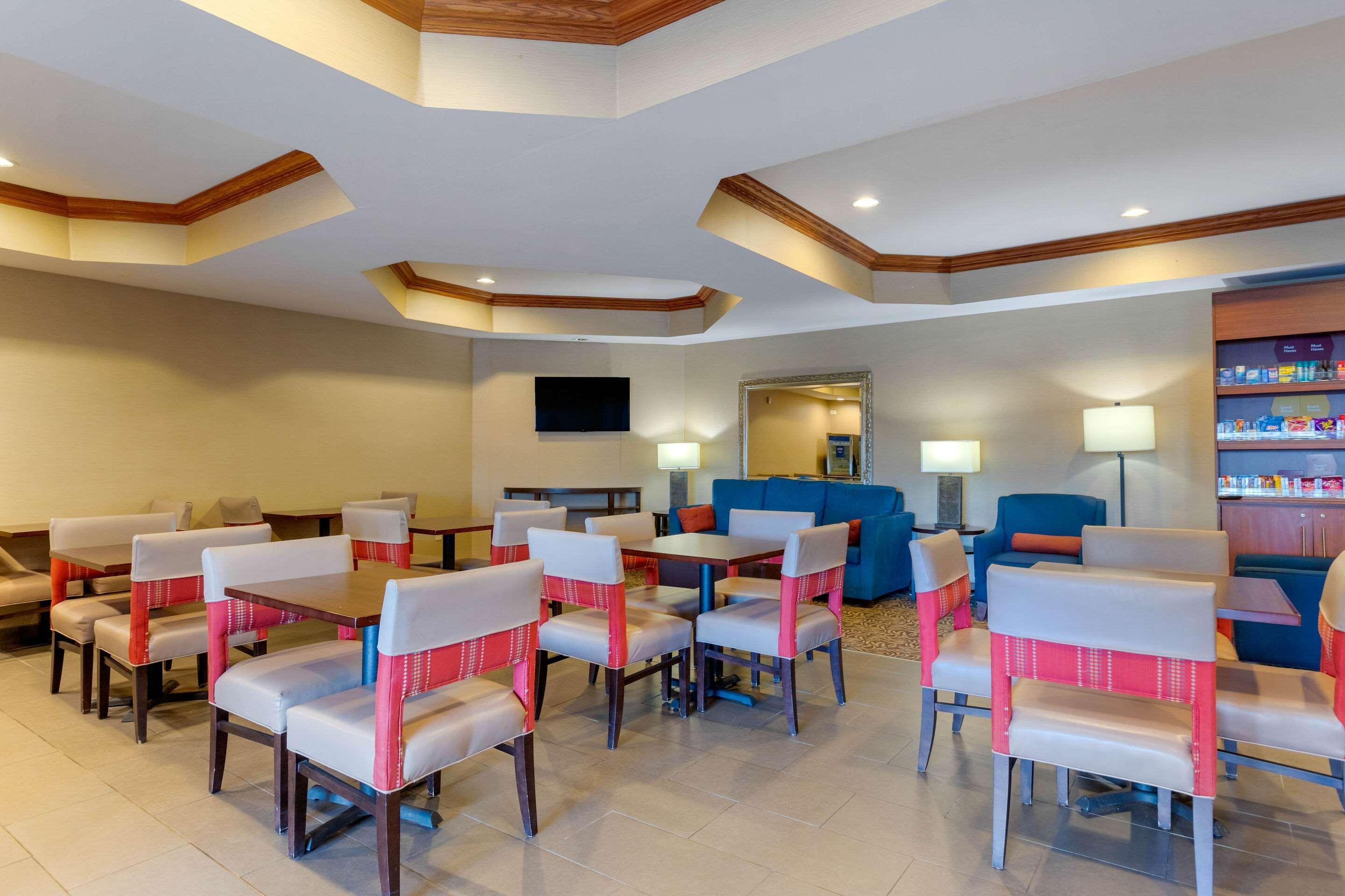 Comfort Suites South Haven Near I-96 Экстерьер фото