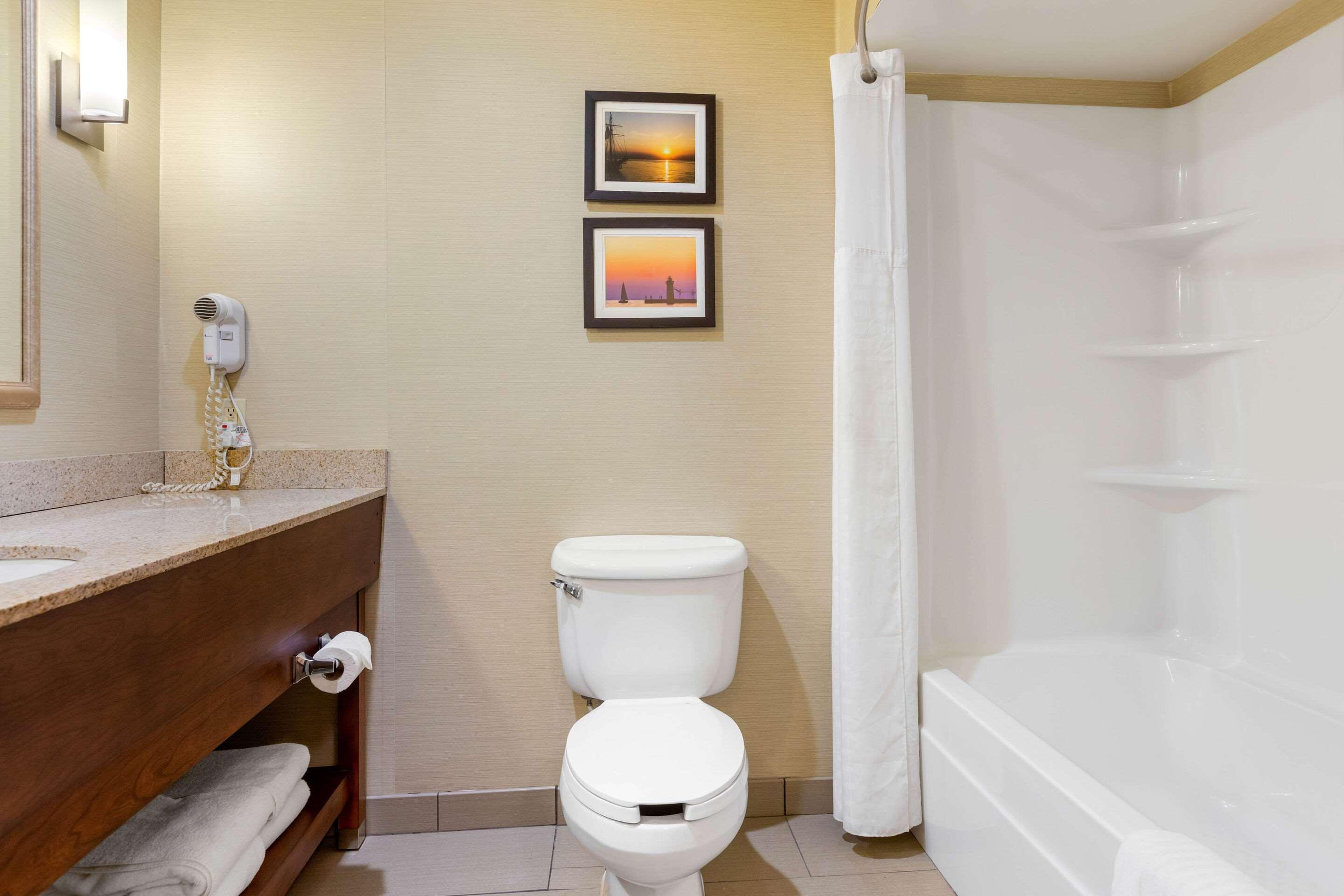 Comfort Suites South Haven Near I-96 Экстерьер фото